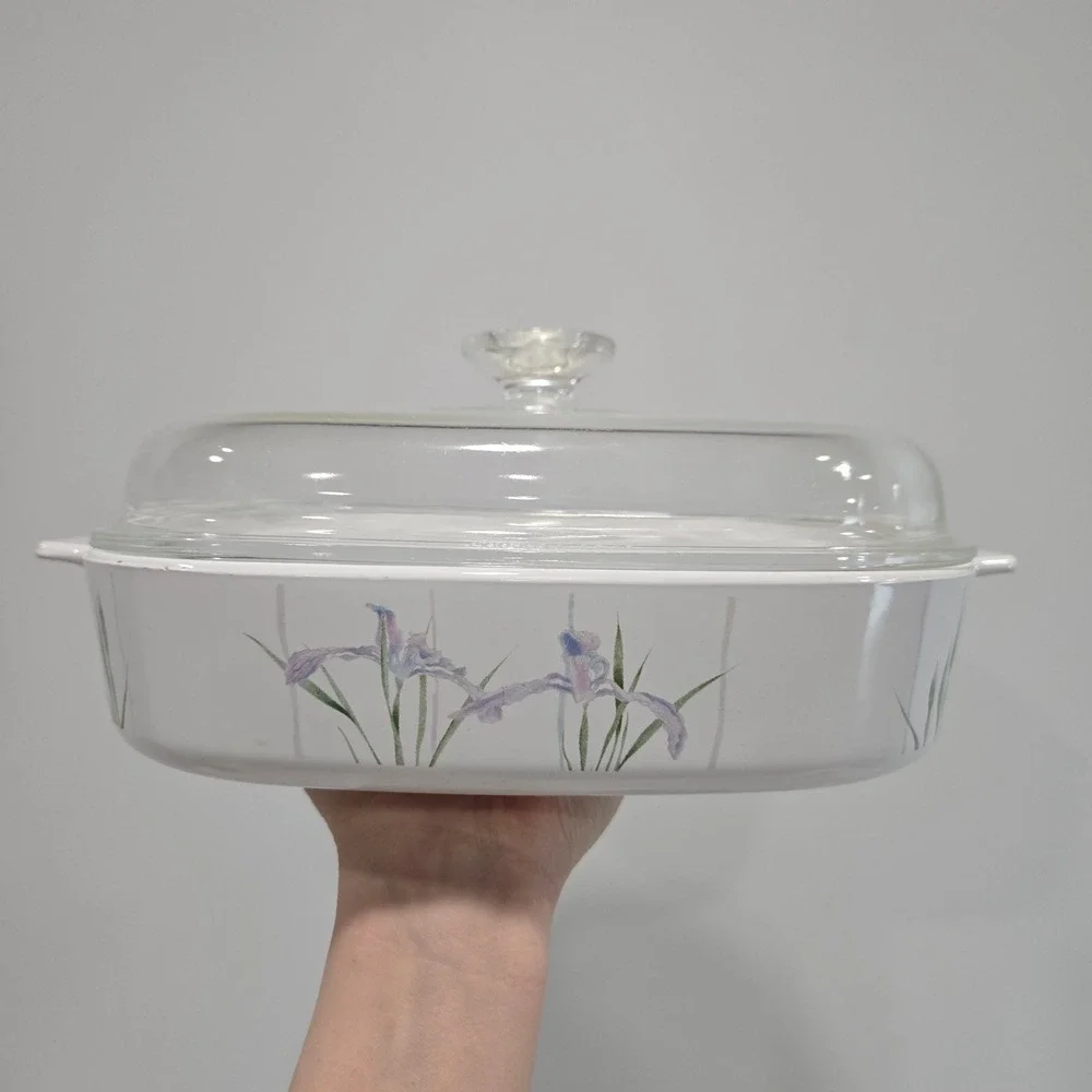 Corning Ware Iris Pattern 2.5 Liter Casserole Dish with Pyrex Lid A-10-B White